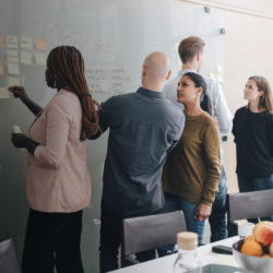 Team arbeitet zusammen, um eine Kultur der Innovation und des Erfolgs aufzubauen.